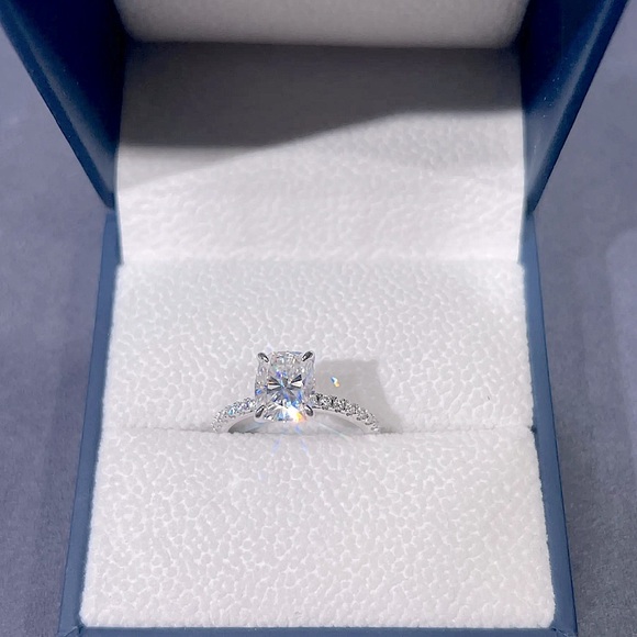 3.5 carat Cushion Cut engagement ring - Picture 3 of 9